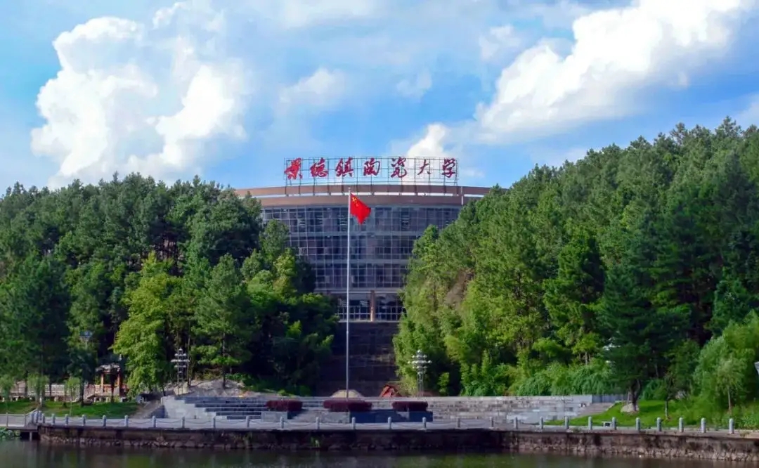 陶大火了，计划招生1552人，1084个名额无人报考，学校回应很牵强