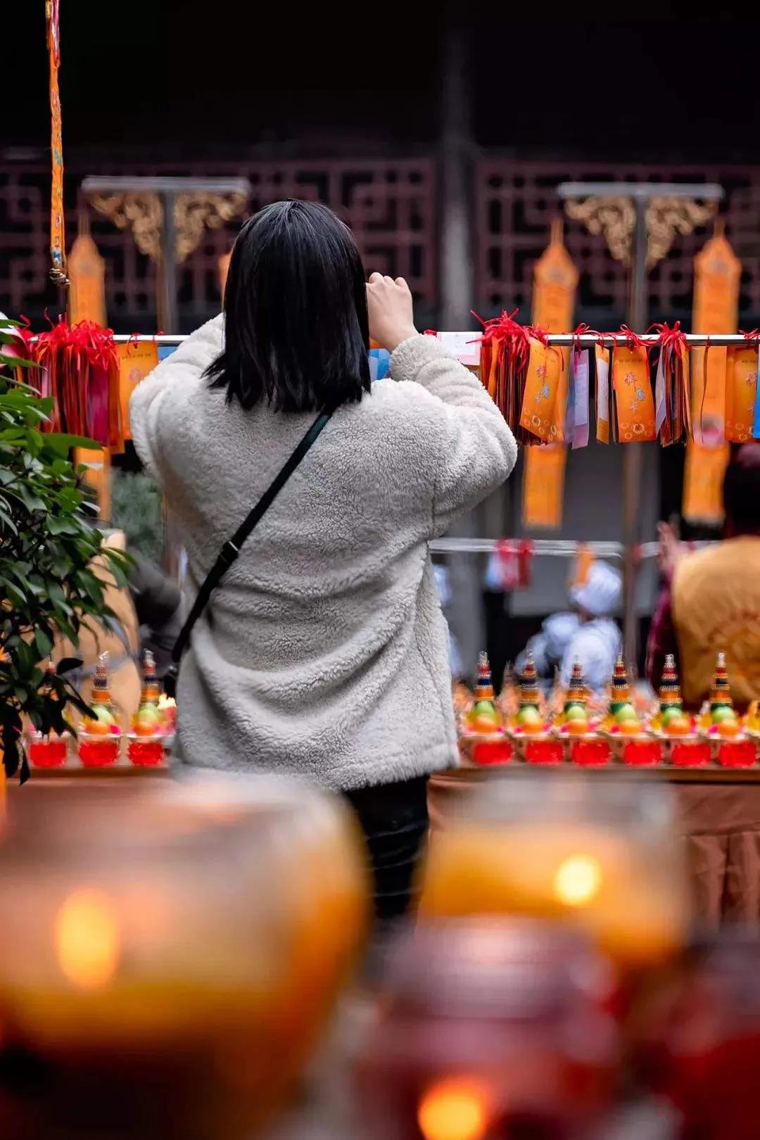 到寺庙烧香拜佛插香有什么规矩,到外面大庙里烧香拜佛有什么规矩