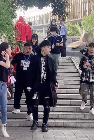 又土又浮夸，当男明星用上美颜滤镜，一个比一个怪异，太好笑了