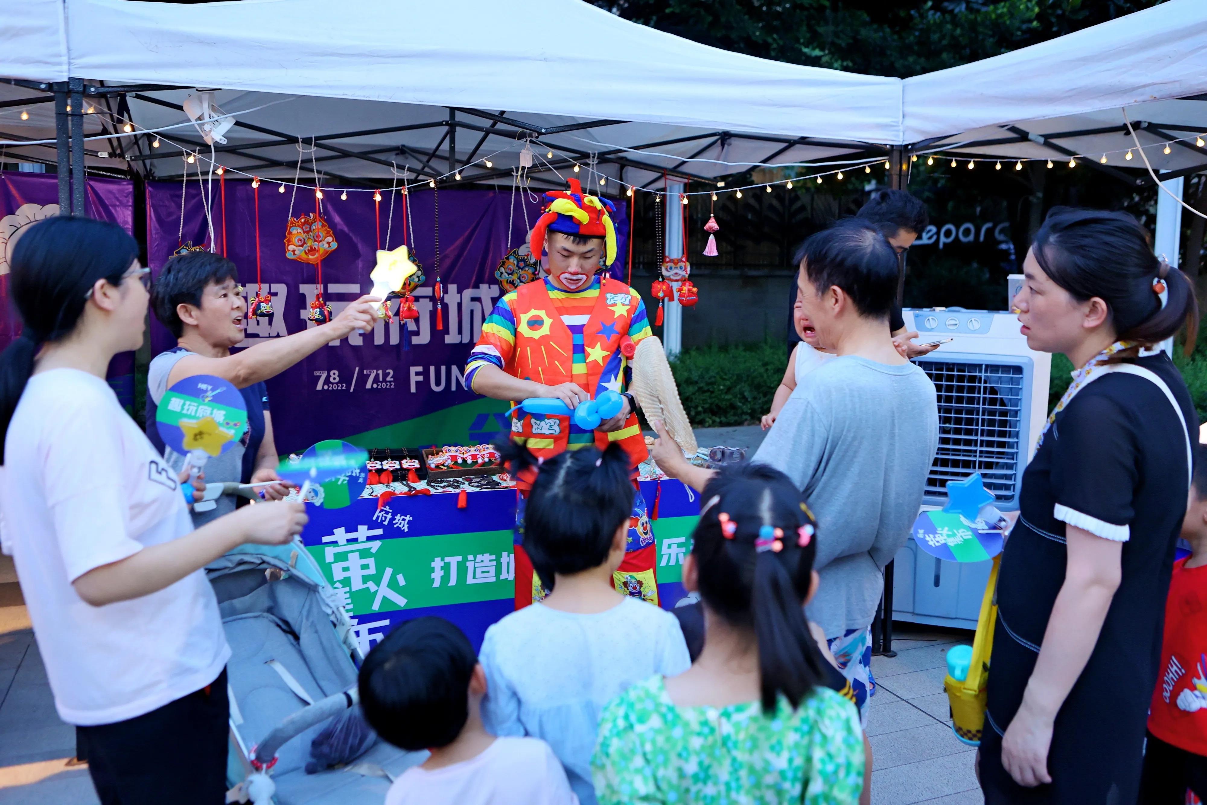 成都高新区石羊街道府城社区“萤火”集市火热开市为期五天的社区热闹夜生活赶紧来打卡