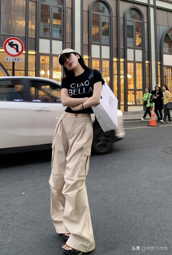 今年特流行工装裤时尚百搭又有型,工装裤女卡其色搭配红色平底鞋