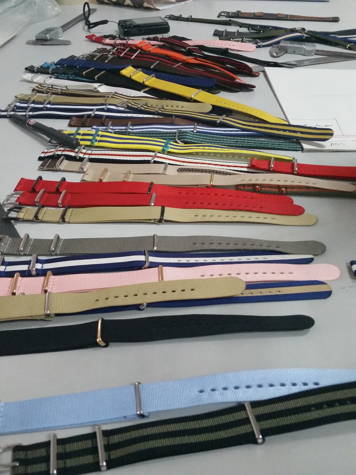 一个卖眼镜的小伙,一个卖眼镜的小伙子