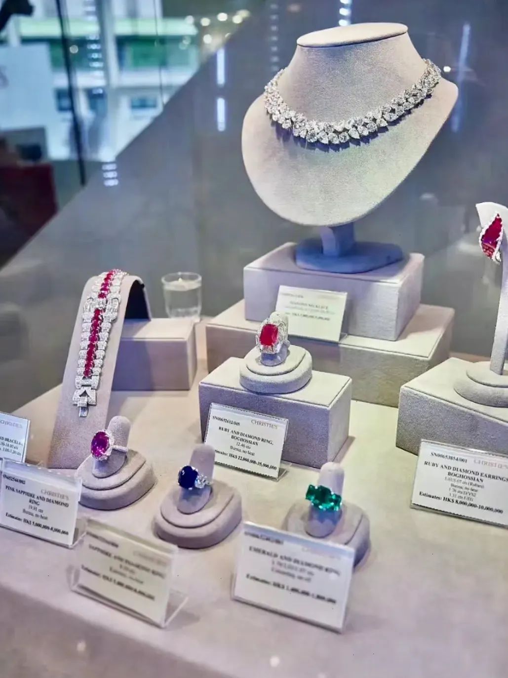 关之琳拍卖珠宝钻石手链,关之琳拍卖珠宝3个亿