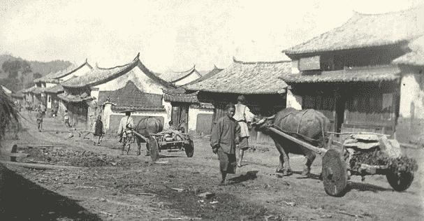 卑鄙龌龊老照片：*楼青**女子妖娆多姿，妇女露胸喂奶被孩子撕扯衣服