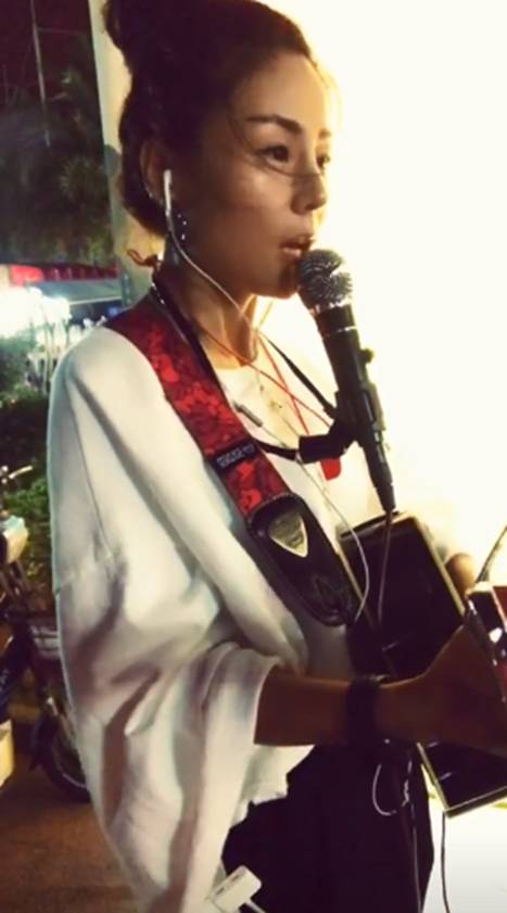 花姐：草根逆袭！一首《狂浪》赚千万，从流浪歌手变成顶级网红