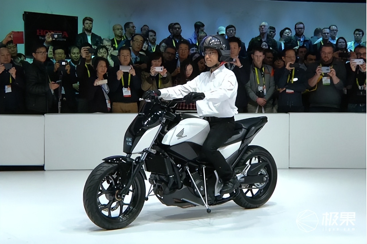 asimo机器人研发历史,asimo机器人技术