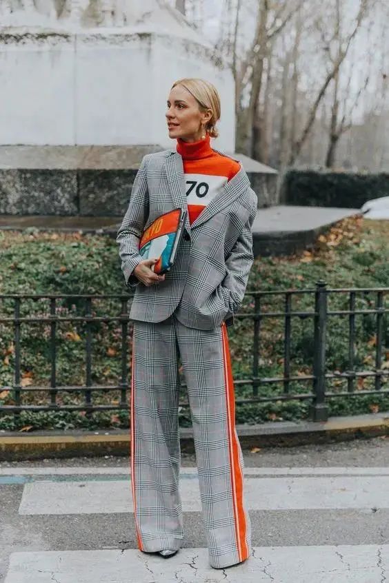 灰色和深灰哪个更适合年轻人穿,暖灰色系搭配灰白满满的高级感