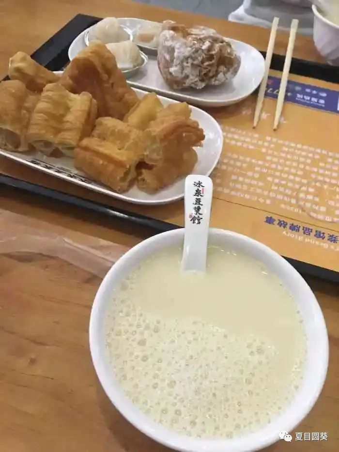 梧州特产冰泉豆浆400字,梧州骑楼老街美食冰泉豆浆