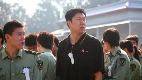 穆铁柱和姚明单打的视频,姚明讲穆铁柱才是第一中锋