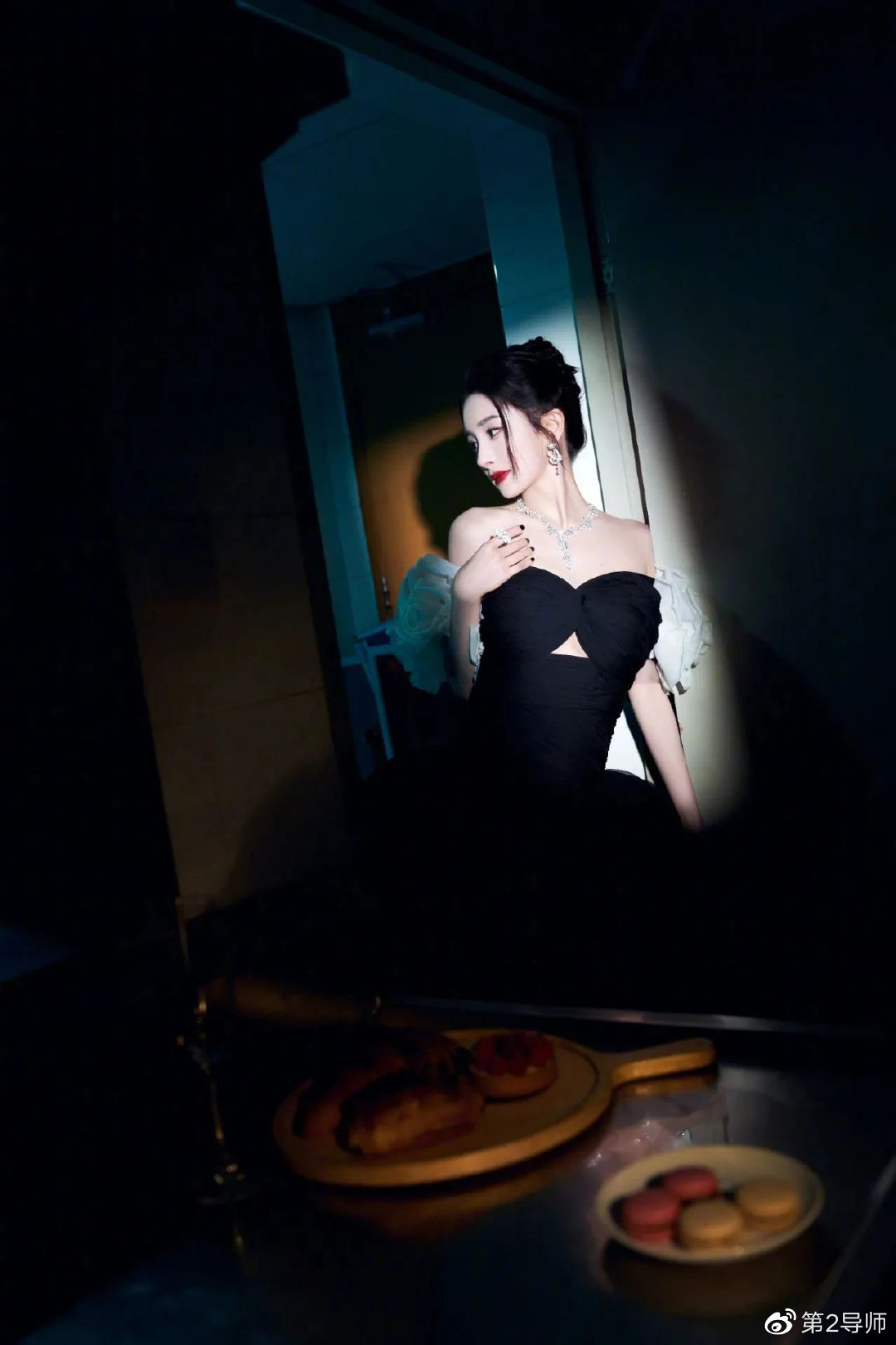 微博之夜红毯红色礼裙造型,微博之夜明星都有几套高定