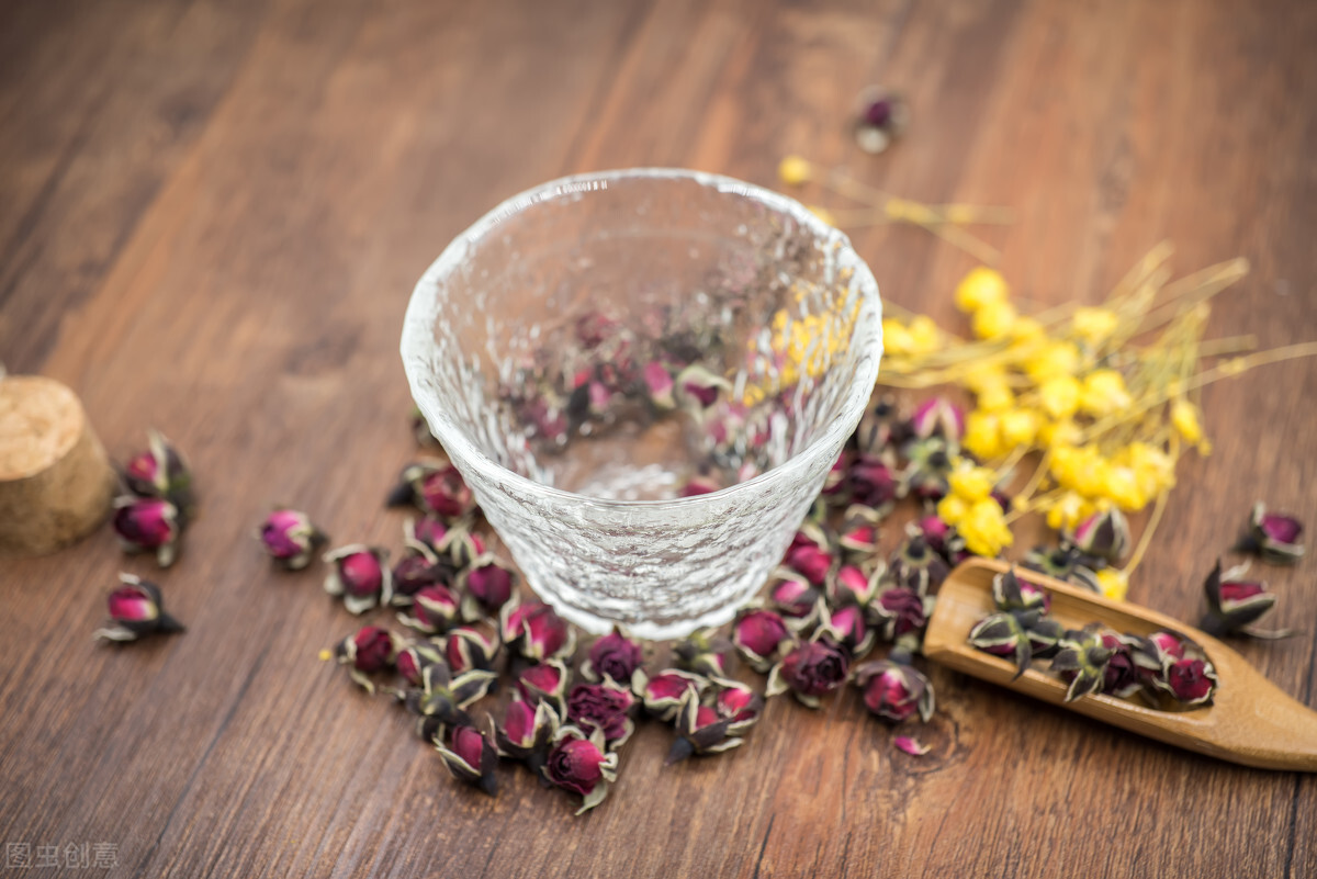 脸上皮肤干燥脱皮又长痘是啥原因,皮肤干燥长痘什么原因