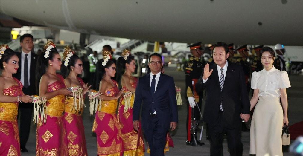 韩国第一夫人抵达巴厘岛好美啊！穿白衬衫好清纯，这么嫩哪像50岁