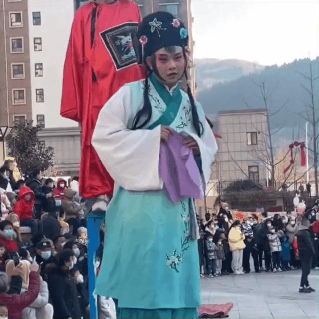 酸妮儿火的视频,酸妮儿高跷怎么火的