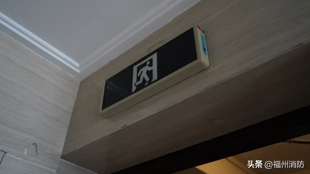 高层住宅起火如何自救,高层住宅起火楼顶可以避险吗