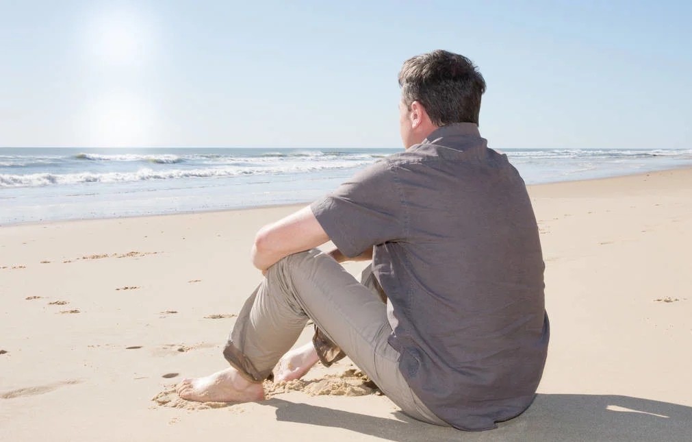 小伙月入过万，买双布鞋的钱还得靠偷，妻子直言：有前科才不给钱