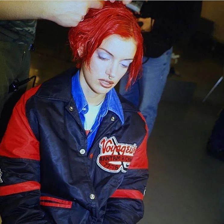 她凭一头叛逆红发惊艳时尚圈！鼻环戴Chanel耳环，却在巅峰退圈…