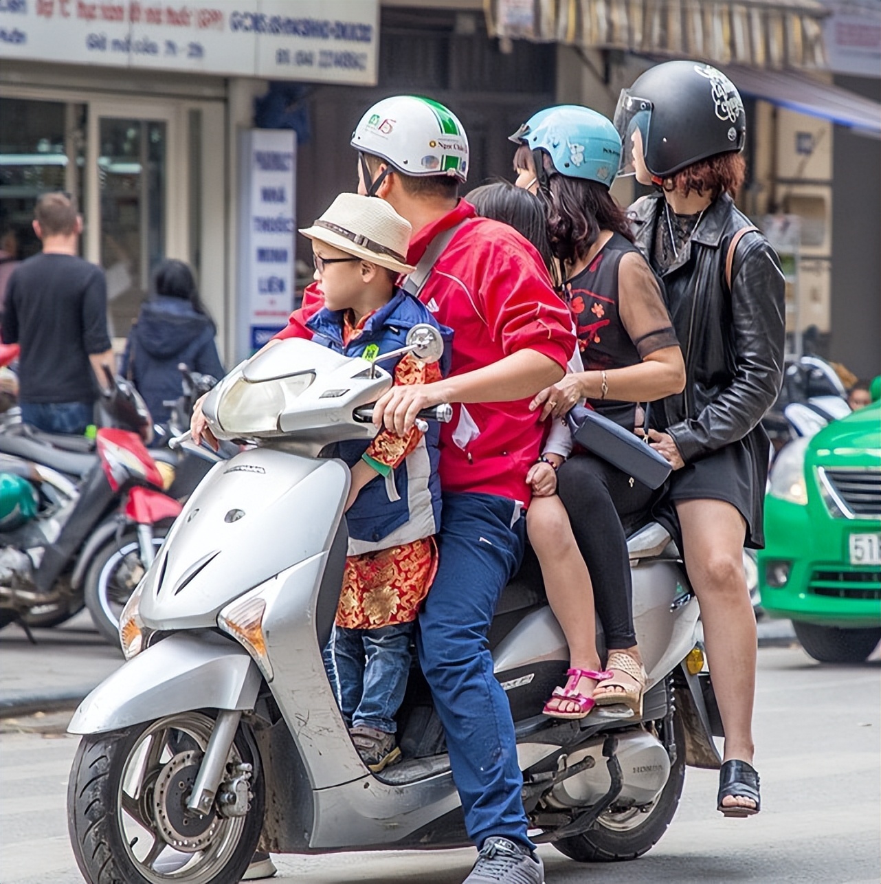 勒索殴打中国游客，公然张贴“禁止中国人进入”，如今报应来了