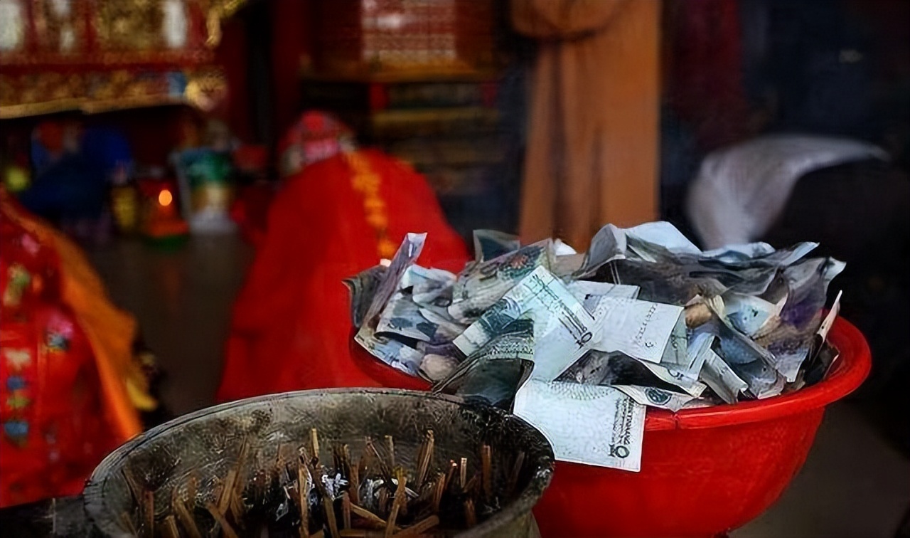 五台山佛教烧香拜佛,五台山修行僧人拜佛