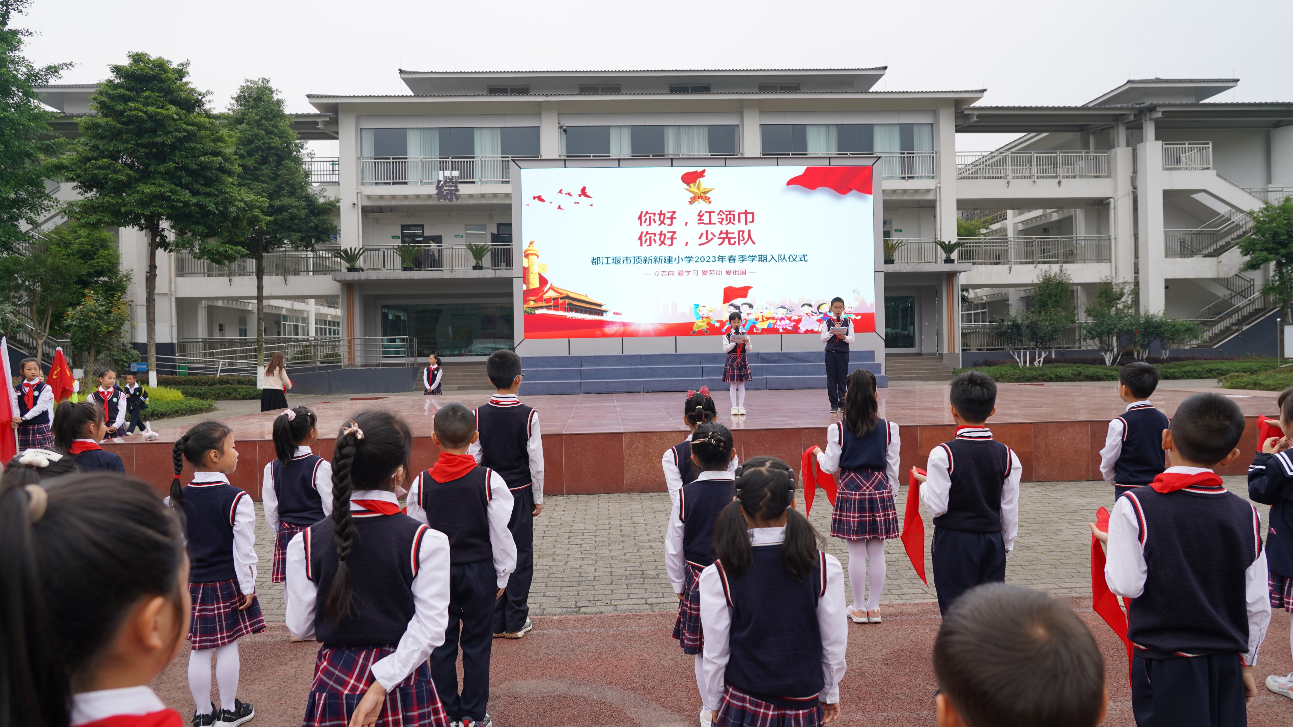 用歌谣赞美童年，用鲜花妆点童心——都江堰市各中小学、幼儿园开展丰富多彩的“六一”庆祝活动