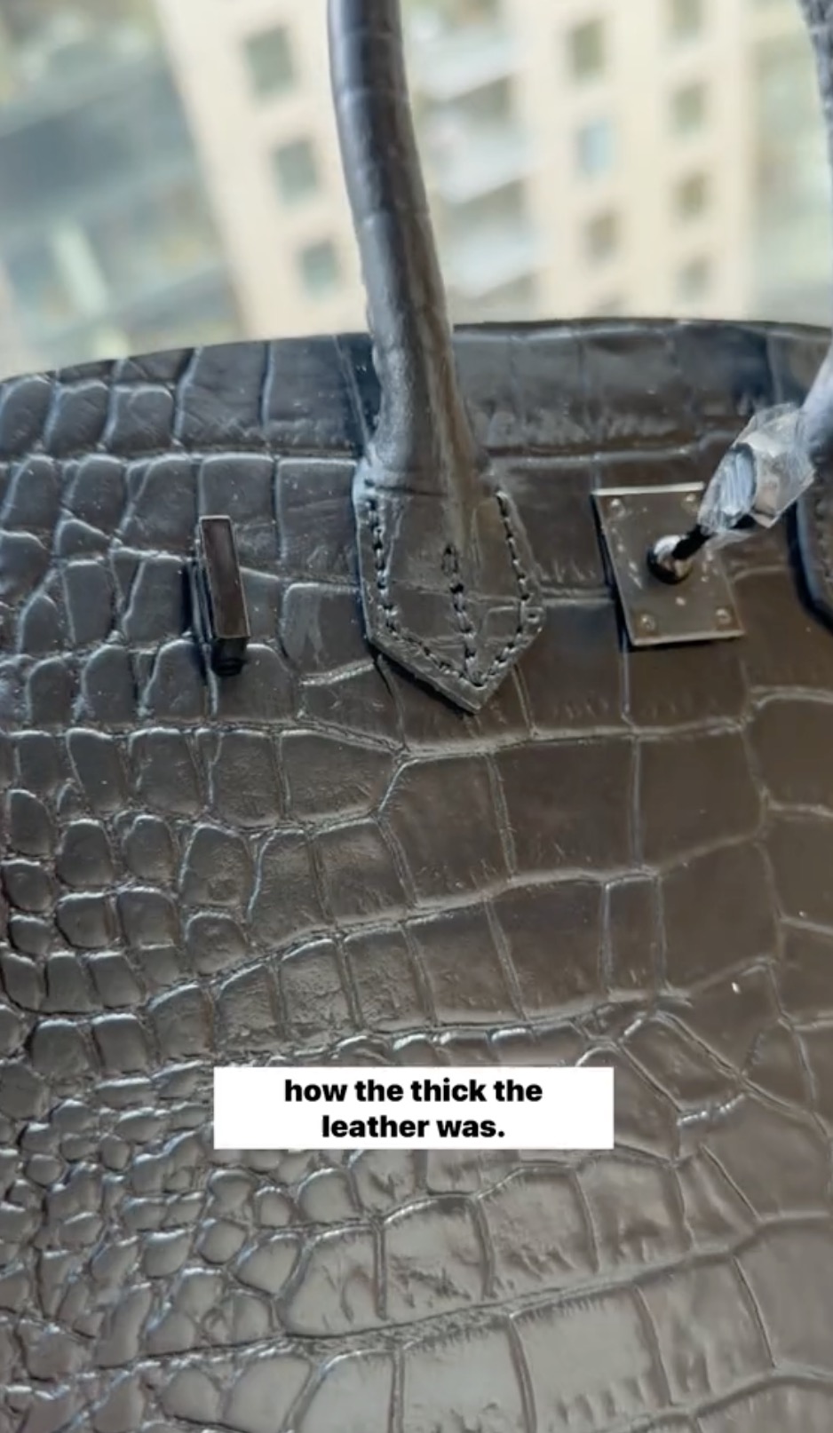 亚裔小哥花400刀手工制*爱作**马仕包送女友，网友为此吵翻！