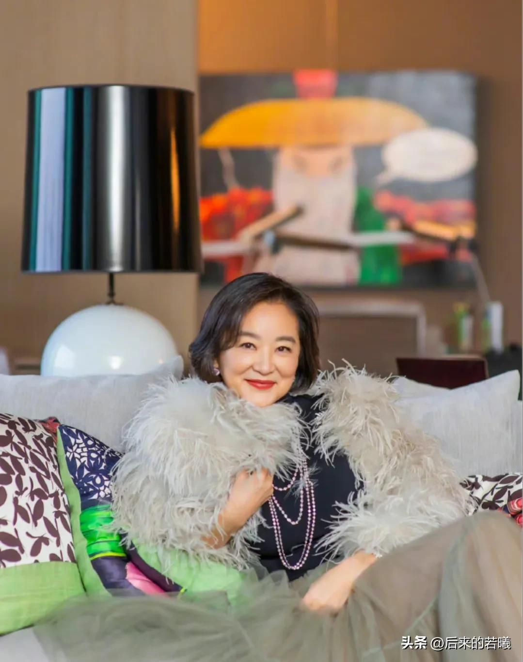 住4.3亿山顶豪宅，关之琳却衰老成这样