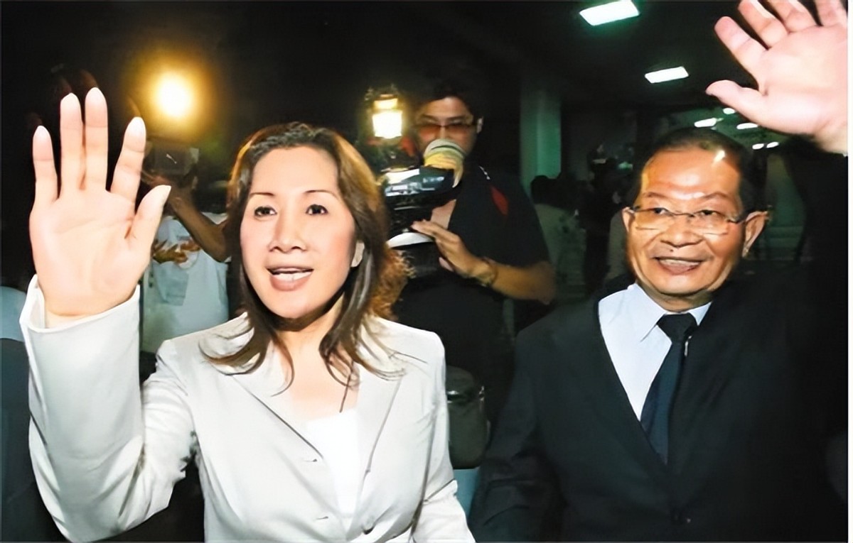 *独台**双面人何志伟的历史，父母是绿营*官高**，在大陆开银行狂吸金