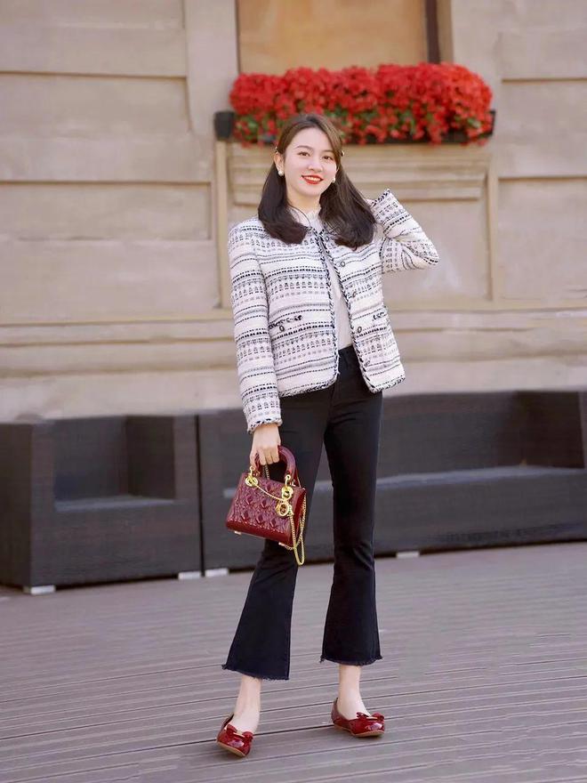 一字带凉鞋黑裤子搭配什么上衣,黑裤子怎么搭配洋气