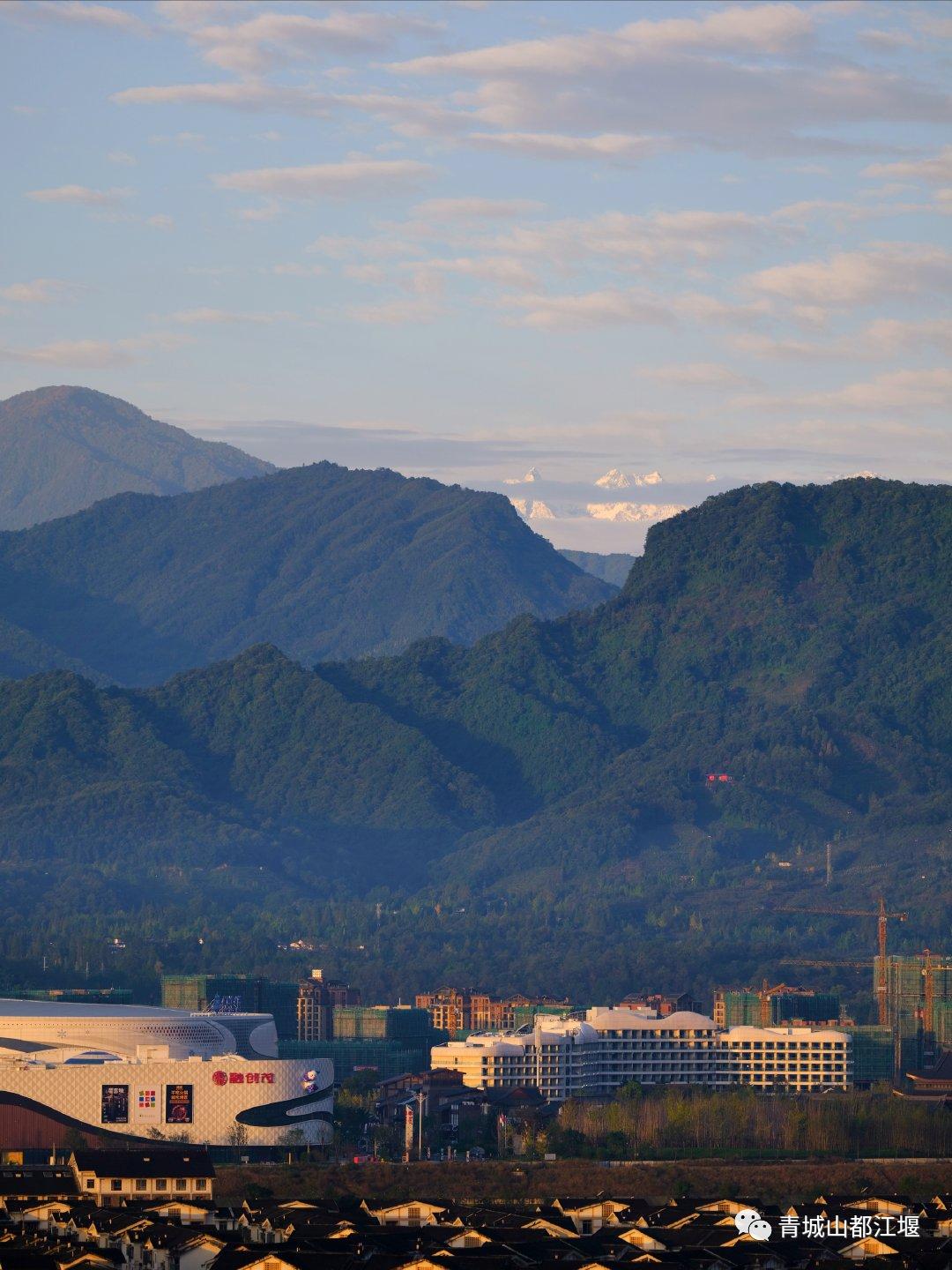 晴空雪山,雨过天晴的都江堰又见雪山