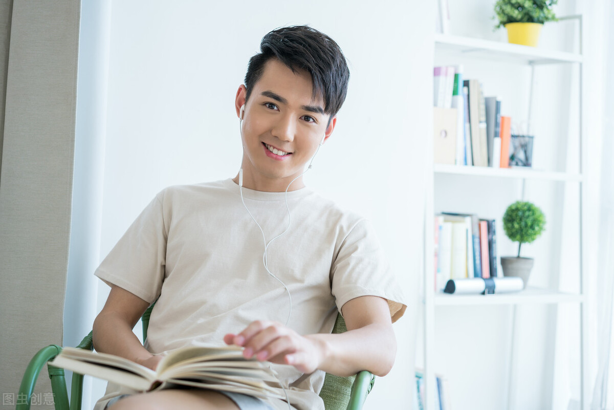 小梦想看足球,小小说看小说