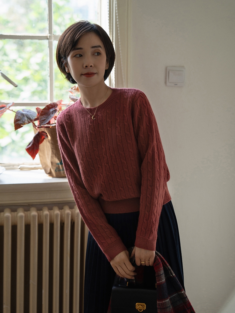 针织衫显瘦配半身裙气质优雅,职场女士针织衫搭配高腰半身裙