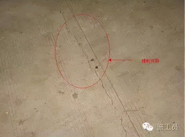 混凝土板裂缝是什么原因造成的,现浇板浇砼后表面裂缝是什么原因