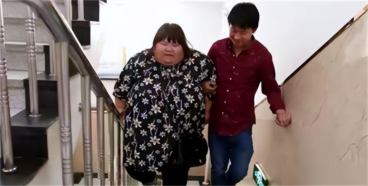 结婚3年校花被丈夫喂胖到332斤,当年校花被丈夫养胖三百多斤