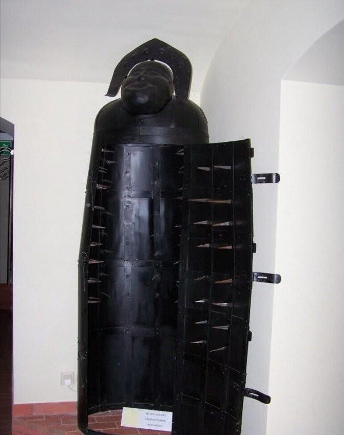 15个荒诞实事：印度征收“乳房税”，阴道里长了“一颗牙”