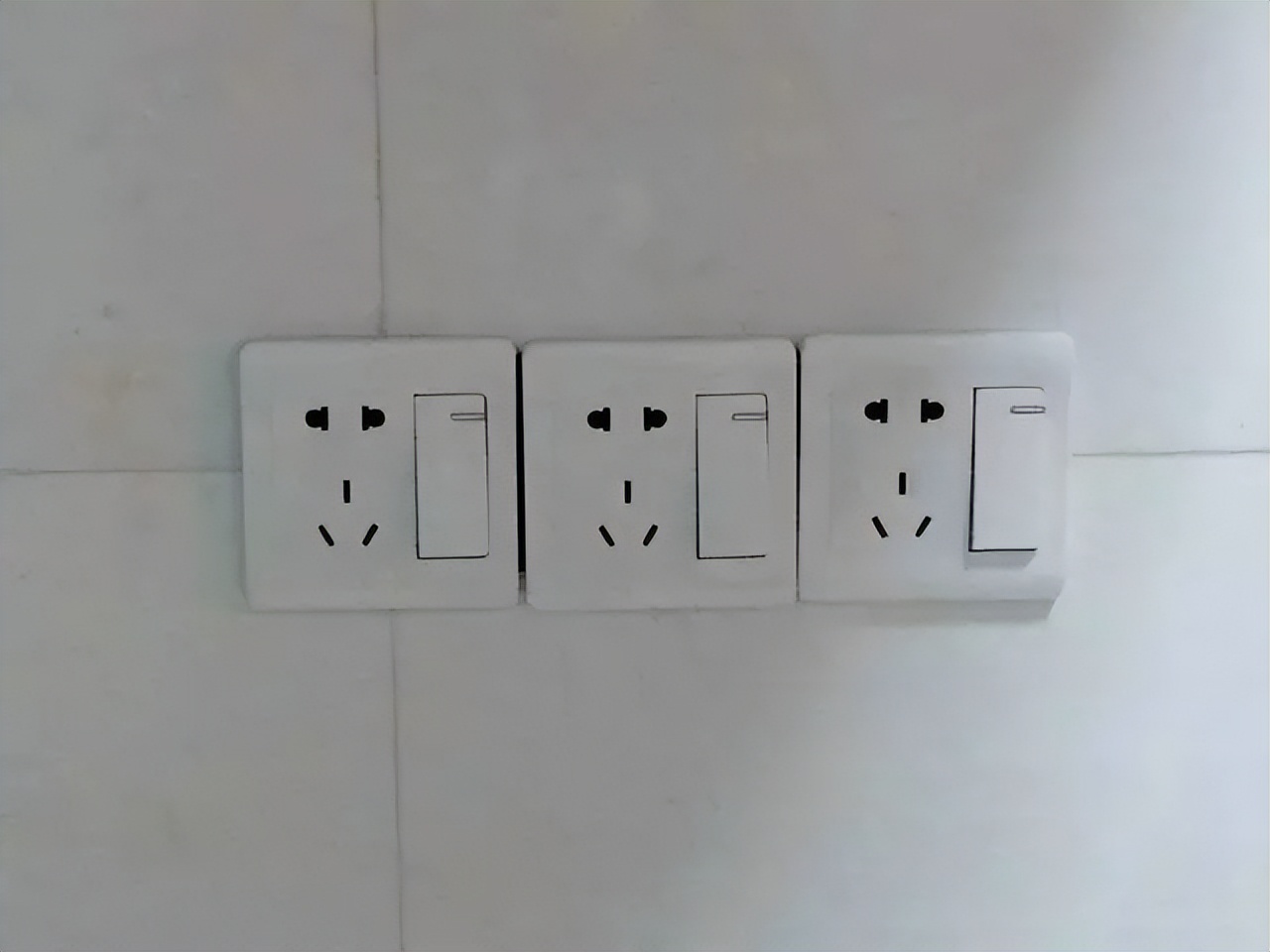 装修买开关插座什么牌子性价比高,家用装修开关插座哪个牌子比较好