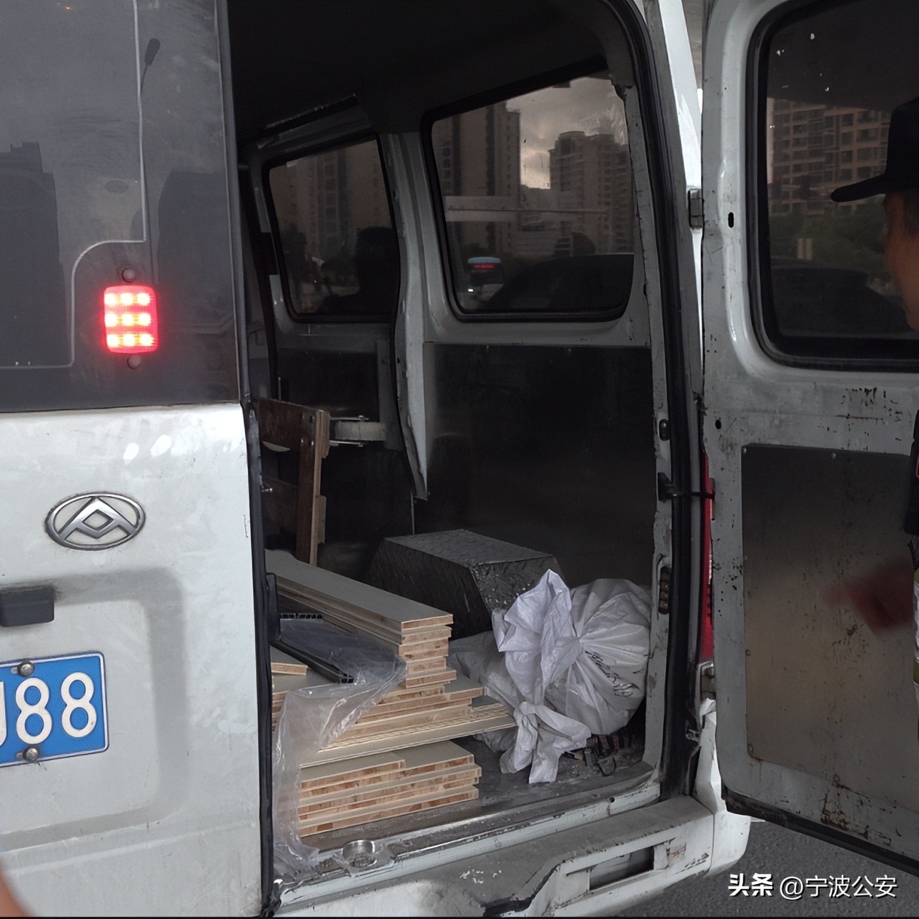 重拳出击严查交通违法行为,重拳打击交通违法整治