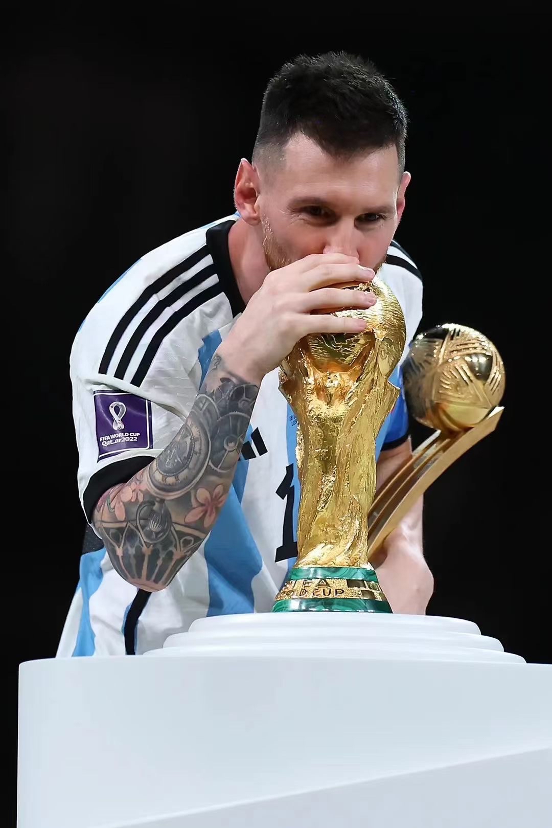 梅西穿的黑纱是不是送劳塔罗了,梅西捧杯黑袍去哪了