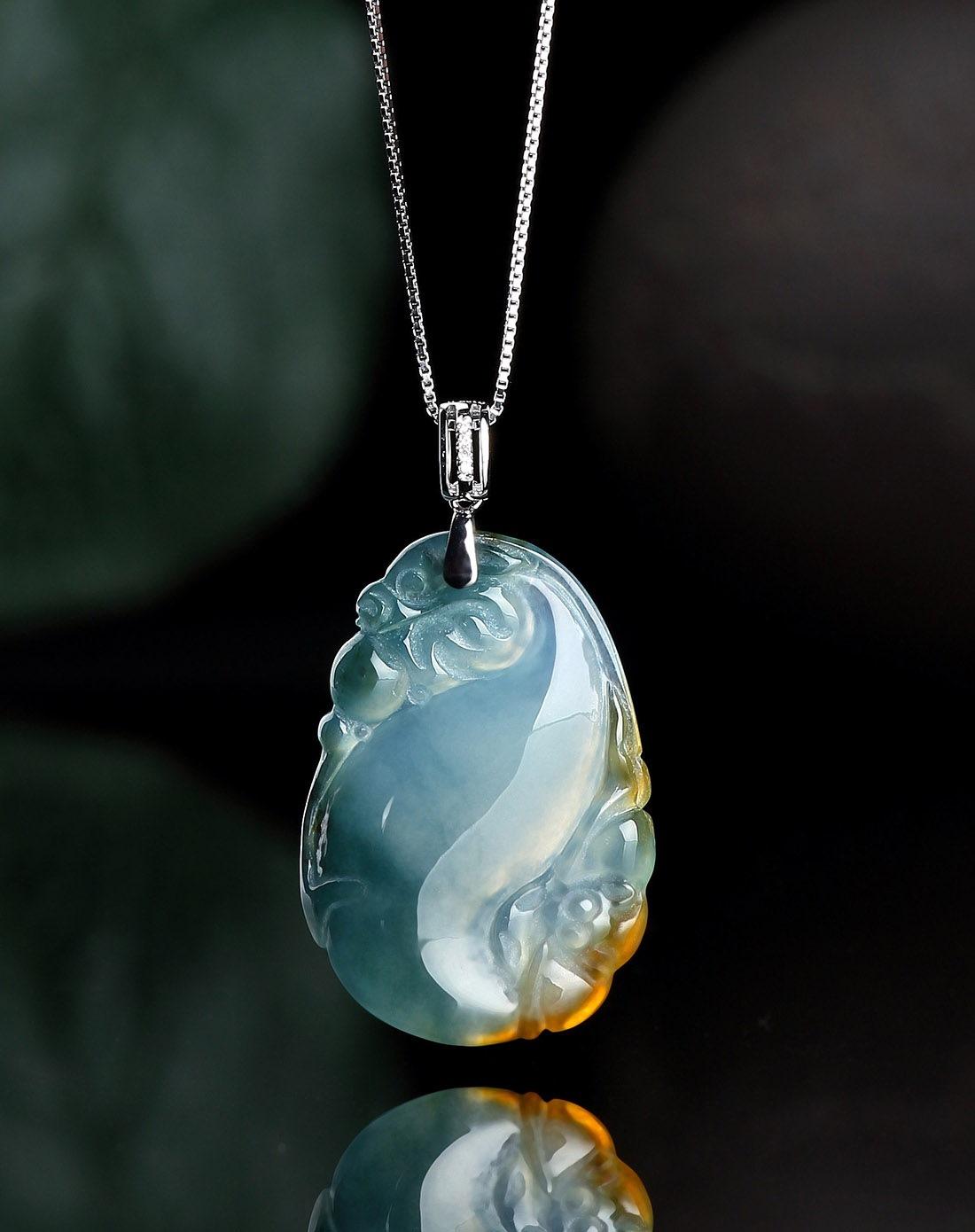 翡翠吊坠越小越便宜吗,翡翠吊坠越戴越亮吗