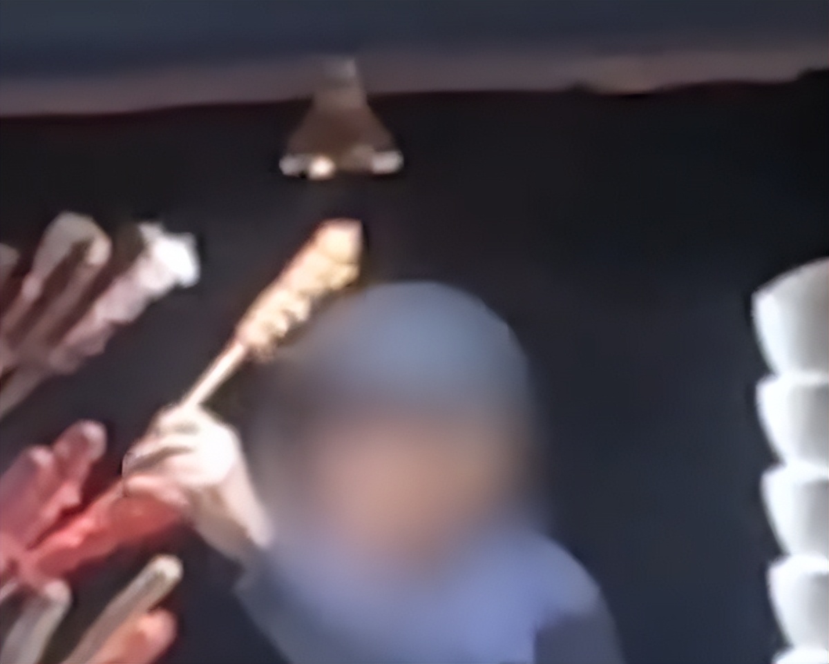 怕糖葫芦化的老人,用嘴含水喷糖葫芦