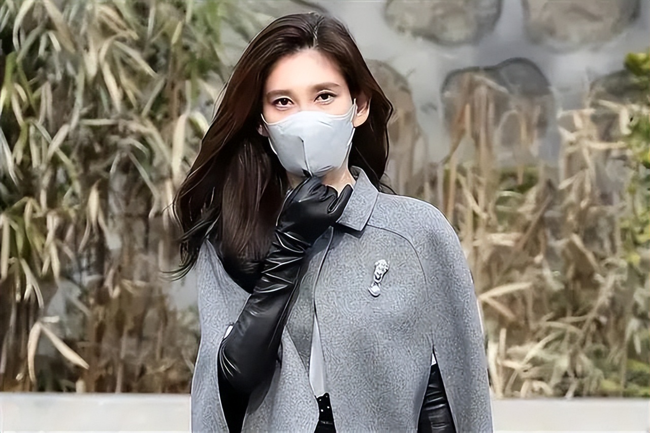 花141亿离婚后,52岁的她回春了