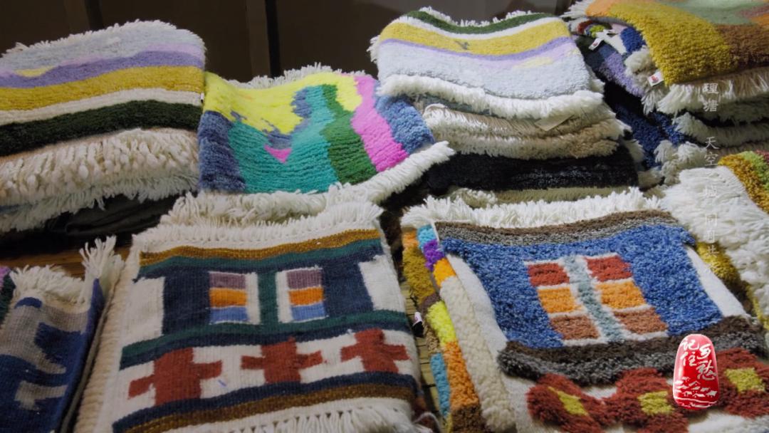 理塘山上的天空之城字样,川西天空之城理塘