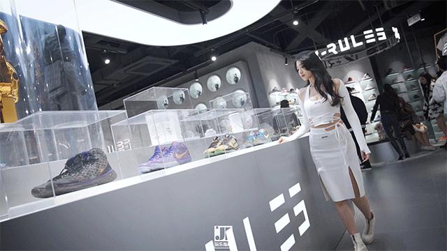 六位数玩偶、30万的AJ，免费送MOLLY，这家潮流店“很来事”