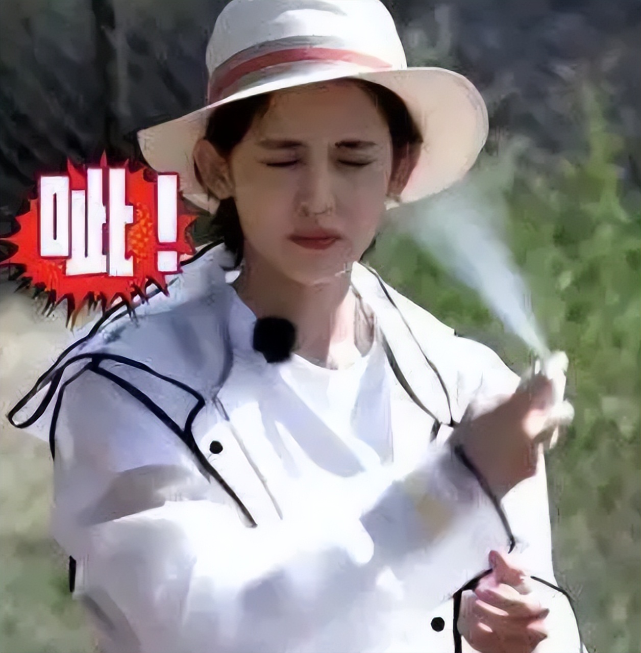 央视李思思烈日下陪娃踢球！脚踩200块国产鞋，头顶儿子外套防晒