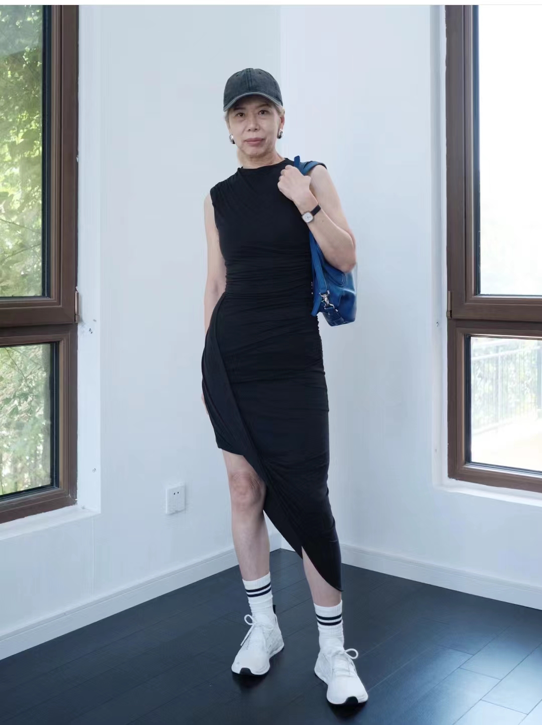 62岁奶奶不穿老人装,51岁不染发的奶奶