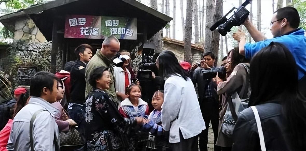 贵州80岁老人隐居深山打造古城,贵州一老人隐居在古堡30年