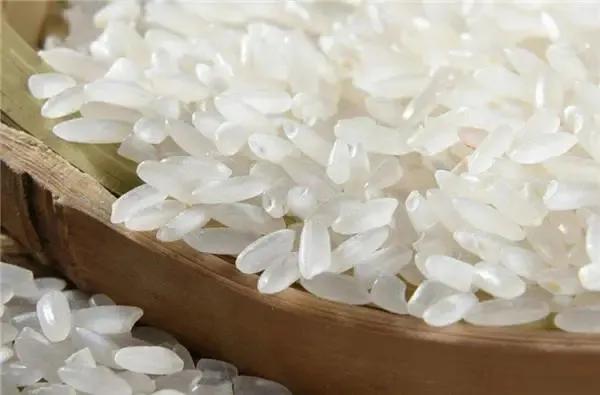 女子超市买250斤过期大米索赔,女子超市买250斤过期大米索赔被打