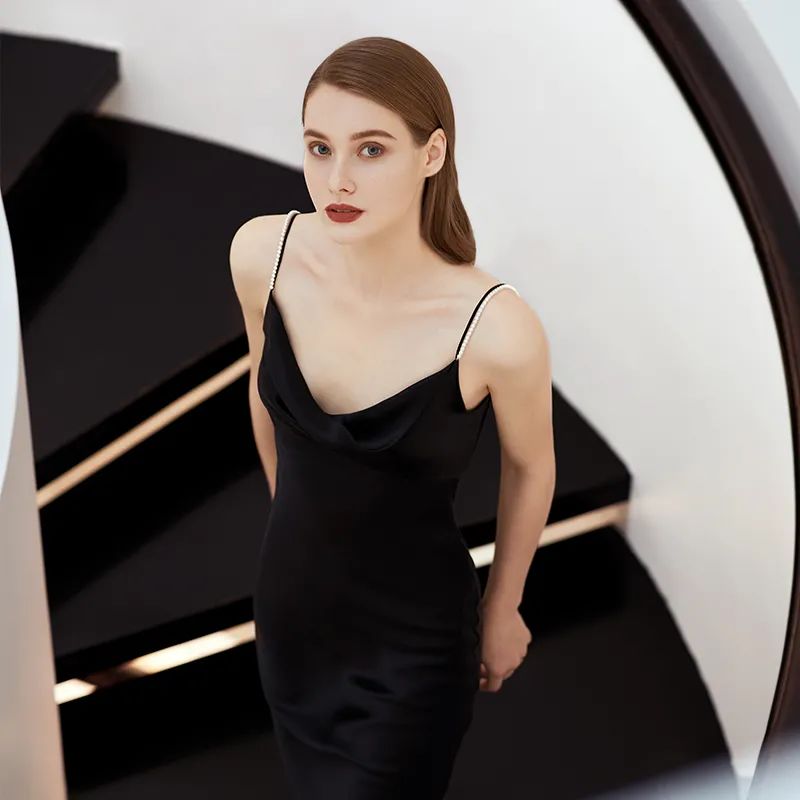 孟晚舟穿的白色连衣裙是什么品牌,孟晚舟同款连衣裙大码