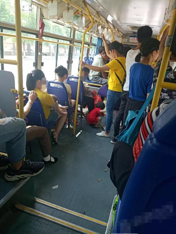 11岁小男孩踢足球被霸凌,家长放任两男孩高铁车厢内踢球