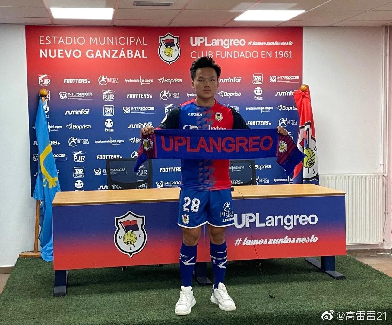 留洋小将秀身材，肌肉线条明晰，比国足大肚腩强多了