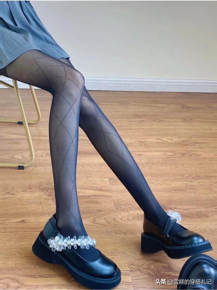 今年流行黑丝配玛丽珍鞋,夏季怎么穿黑色玛丽珍鞋