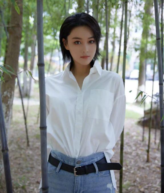 张馨予晒出老公何捷照片帅气迷人,张馨予和老公何捷婚后齐露面